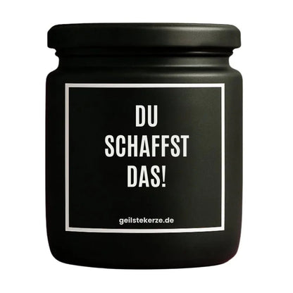 Duftkerze mit Spruch von geilstekerze ist der neue Geschenketrend. Diese witzige Kerze Vegane Bio-Kerze mit Spruch – DU SCHAFFST DAS brennt mega lange sagenhafte 80 Stunde, hochwertige ätherische Öle schaffen beste Duftverteilung. Mit 1400 lustigen Sprüchen perfekt zum Verschenken. Handgemacht in Deutschland von geilstekerze.shop -Die beste Duftkerze die du kaufen kannst.