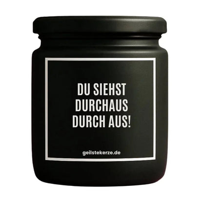 Duftkerze mit Spruch von geilstekerze ist der neue Geschenketrend. Diese witzige Kerze Vegane Bio-Kerze mit Spruch – DU SIEHST DURCHAUS DURCH AUS! brennt mega lange sagenhafte 80 Stunde, hochwertige ätherische Öle schaffen beste Duftverteilung. Mit 1400 lustigen Sprüchen perfekt zum Verschenken. Handgemacht in Deutschland von geilstekerze.shop -Die beste Duftkerze die du kaufen kannst.