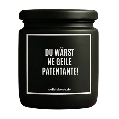 Duftkerze mit Spruch von geilstekerze ist der neue Geschenketrend. Diese witzige Kerze Vegane Bio-Kerze mit Spruch – DU WÄRST NE GEILE PATENTANTE! brennt mega lange sagenhafte 80 Stunde, hochwertige ätherische Öle schaffen beste Duftverteilung. Mit 1400 lustigen Sprüchen perfekt zum Verschenken. Handgemacht in Deutschland von geilstekerze.shop -Die beste Duftkerze die du kaufen kannst.
