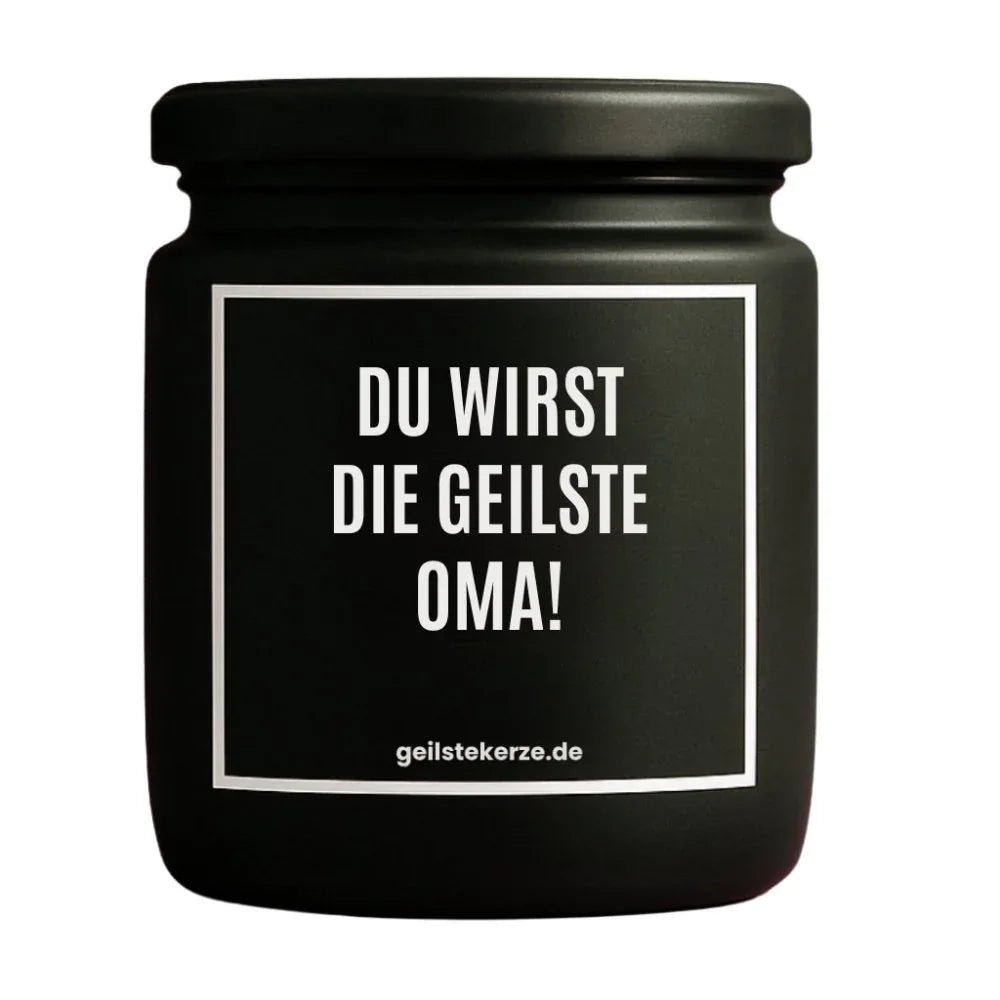 Duftkerze mit Spruch von geilstekerze ist der neue Geschenketrend. Diese witzige Kerze Vegane Bio-Kerze mit Spruch – DU WIRST DIE GEILSTE OMA! brennt mega lange sagenhafte 80 Stunde, hochwertige ätherische Öle schaffen beste Duftverteilung. Mit 1400 lustigen Sprüchen perfekt zum Verschenken. Handgemacht in Deutschland von geilstekerze.shop -Die beste Duftkerze die du kaufen kannst.