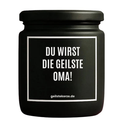 Duftkerze mit Spruch von geilstekerze ist der neue Geschenketrend. Diese witzige Kerze Vegane Bio-Kerze mit Spruch – DU WIRST DIE GEILSTE OMA! brennt mega lange sagenhafte 80 Stunde, hochwertige ätherische Öle schaffen beste Duftverteilung. Mit 1400 lustigen Sprüchen perfekt zum Verschenken. Handgemacht in Deutschland von geilstekerze.shop -Die beste Duftkerze die du kaufen kannst.