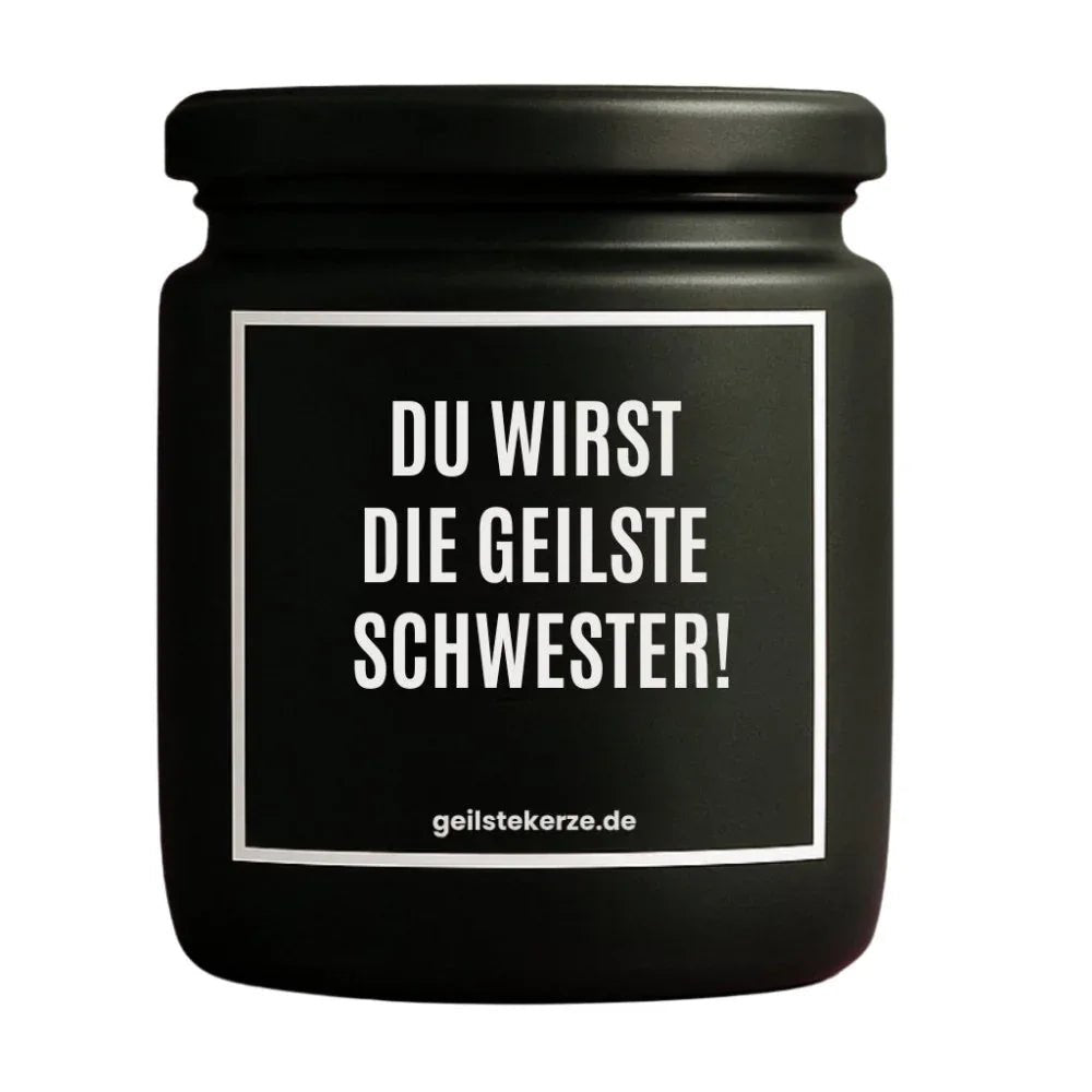 Duftkerze mit Spruch von geilstekerze ist der neue Geschenketrend. Diese witzige Kerze Vegane Bio-Kerze mit Spruch – DU WIRST DIE GEILSTE SCHWESTER! brennt mega lange sagenhafte 80 Stunde, hochwertige ätherische Öle schaffen beste Duftverteilung. Mit 1400 lustigen Sprüchen perfekt zum Verschenken. Handgemacht in Deutschland von geilstekerze.shop -Die beste Duftkerze die du kaufen kannst.
