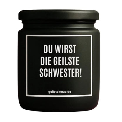Duftkerze mit Spruch von geilstekerze ist der neue Geschenketrend. Diese witzige Kerze Vegane Bio-Kerze mit Spruch – DU WIRST DIE GEILSTE SCHWESTER! brennt mega lange sagenhafte 80 Stunde, hochwertige ätherische Öle schaffen beste Duftverteilung. Mit 1400 lustigen Sprüchen perfekt zum Verschenken. Handgemacht in Deutschland von geilstekerze.shop -Die beste Duftkerze die du kaufen kannst.