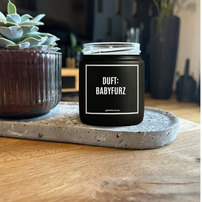 Duftkerze mit Spruch von geilstekerze ist der neue Geschenketrend. Diese witzige Kerze Vegane Bio-Kerze mit Spruch – DUFT: BABYFURZ brennt mega lange sagenhafte 80 Stunde, hochwertige ätherische Öle schaffen beste Duftverteilung. Mit 1400 lustigen Sprüchen perfekt zum Verschenken. Handgemacht in Deutschland von geilstekerze.shop -Die beste Duftkerze die du kaufen kannst.