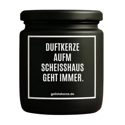 Duftkerze mit Spruch von geilstekerze ist der neue Geschenketrend. Diese witzige Kerze Vegane Bio-Kerze mit Spruch – DUFTKERZE AUFM SCHEISSHAUS GEHT IMMER. brennt mega lange sagenhafte 80 Stunde, hochwertige ätherische Öle schaffen beste Duftverteilung. Mit 1400 lustigen Sprüchen perfekt zum Verschenken. Handgemacht in Deutschland von geilstekerze.shop -Die beste Duftkerze die du kaufen kannst.