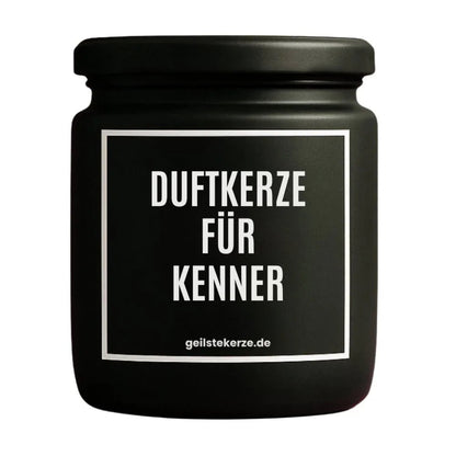 Duftkerze mit Spruch von geilstekerze ist der neue Geschenketrend. Diese witzige Kerze Vegane Bio-Kerze mit Spruch – DUFTKERZE FÜR KENNER brennt mega lange sagenhafte 80 Stunde, hochwertige ätherische Öle schaffen beste Duftverteilung. Mit 1400 lustigen Sprüchen perfekt zum Verschenken. Handgemacht in Deutschland von geilstekerze.shop -Die beste Duftkerze die du kaufen kannst.