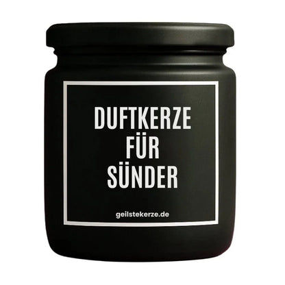 Duftkerze mit Spruch von geilstekerze ist der neue Geschenketrend. Diese witzige Kerze Vegane Bio-Kerze mit Spruch – DUFTKERZE FÜR SÜNDER brennt mega lange sagenhafte 80 Stunde, hochwertige ätherische Öle schaffen beste Duftverteilung. Mit 1400 lustigen Sprüchen perfekt zum Verschenken. Handgemacht in Deutschland von geilstekerze.shop -Die beste Duftkerze die du kaufen kannst.