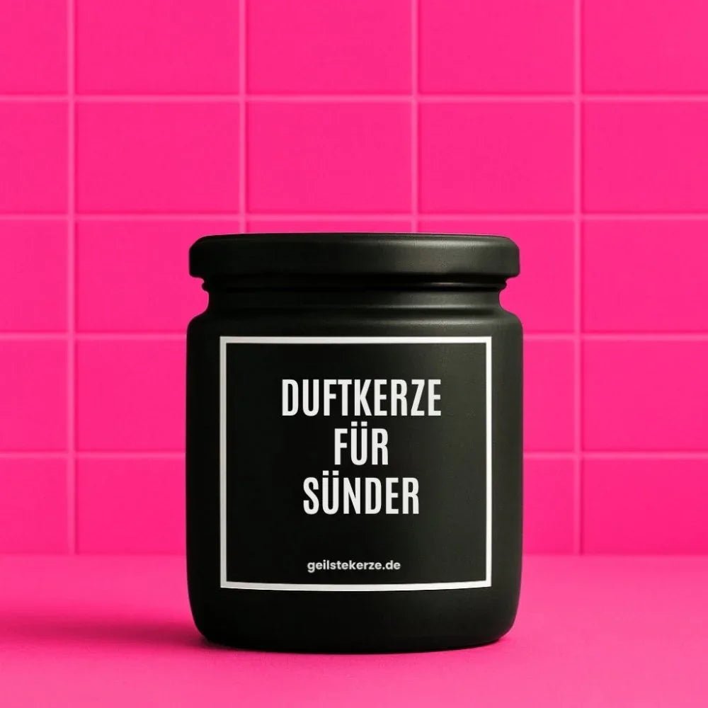 Duftkerze mit Spruch von geilstekerze ist der neue Geschenketrend. Diese witzige Kerze Vegane Bio-Kerze mit Spruch – DUFTKERZE FÜR SÜNDER brennt mega lange sagenhafte 80 Stunde, hochwertige ätherische Öle schaffen beste Duftverteilung. Mit 1400 lustigen Sprüchen perfekt zum Verschenken. Handgemacht in Deutschland von geilstekerze.shop -Die beste Duftkerze die du kaufen kannst.