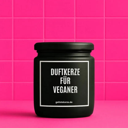 Duftkerze mit Spruch von geilstekerze ist der neue Geschenketrend. Diese witzige Kerze Vegane Bio-Kerze mit Spruch – DUFTKERZE FÜR VEGANER brennt mega lange sagenhafte 80 Stunde, hochwertige ätherische Öle schaffen beste Duftverteilung. Mit 1400 lustigen Sprüchen perfekt zum Verschenken. Handgemacht in Deutschland von geilstekerze.shop -Die beste Duftkerze die du kaufen kannst.