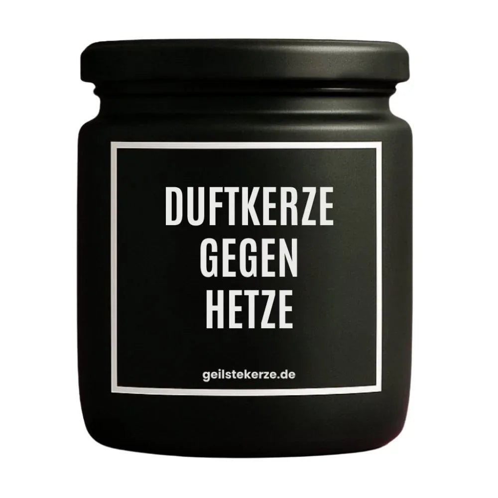 Duftkerze mit Spruch von geilstekerze ist der neue Geschenketrend. Diese witzige Kerze Vegane Bio-Kerze mit Spruch – DUFTKERZE GEGEN HETZE brennt mega lange sagenhafte 80 Stunde, hochwertige ätherische Öle schaffen beste Duftverteilung. Mit 1400 lustigen Sprüchen perfekt zum Verschenken. Handgemacht in Deutschland von geilstekerze.shop -Die beste Duftkerze die du kaufen kannst.