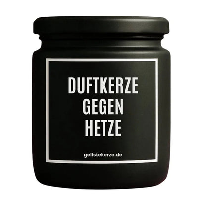 Duftkerze mit Spruch von geilstekerze ist der neue Geschenketrend. Diese witzige Kerze Vegane Bio-Kerze mit Spruch – DUFTKERZE GEGEN HETZE brennt mega lange sagenhafte 80 Stunde, hochwertige ätherische Öle schaffen beste Duftverteilung. Mit 1400 lustigen Sprüchen perfekt zum Verschenken. Handgemacht in Deutschland von geilstekerze.shop -Die beste Duftkerze die du kaufen kannst.