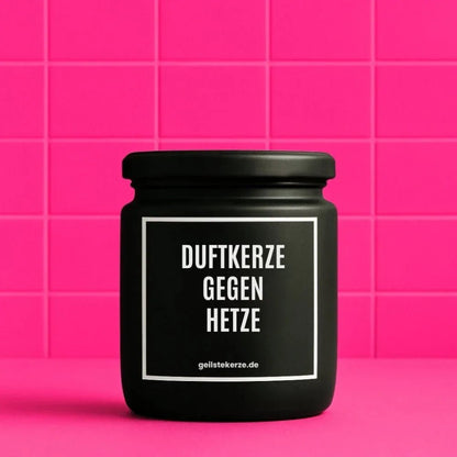 Duftkerze mit Spruch von geilstekerze ist der neue Geschenketrend. Diese witzige Kerze Vegane Bio-Kerze mit Spruch – DUFTKERZE GEGEN HETZE brennt mega lange sagenhafte 80 Stunde, hochwertige ätherische Öle schaffen beste Duftverteilung. Mit 1400 lustigen Sprüchen perfekt zum Verschenken. Handgemacht in Deutschland von geilstekerze.shop -Die beste Duftkerze die du kaufen kannst.