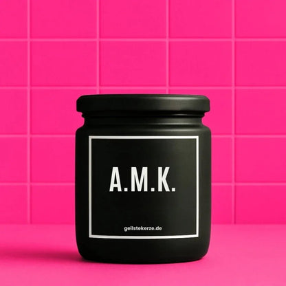 Duftkerze mit Spruch von geilstekerze ist der neue Geschenketrend. Diese witzige Kerze Vegane Bio-Kerze mit Spruch – Duftkerze I A.M.K. „Amina Koyim“ brennt mega lange sagenhafte 80 Stunde, hochwertige ätherische Öle schaffen beste Duftverteilung. Mit 1400 lustigen Sprüchen perfekt zum Verschenken. Handgemacht in Deutschland von geilstekerze.shop -Die beste Duftkerze die du kaufen kannst.