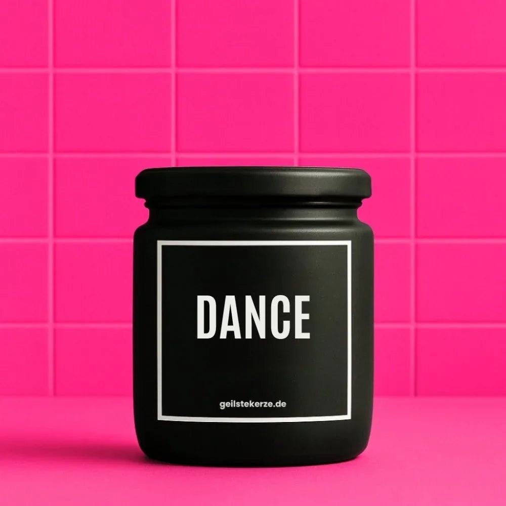 Duftkerze mit Spruch von geilstekerze ist der neue Geschenketrend. Diese witzige Kerze Vegane Bio-Kerze mit Spruch – Duftkerze I DANCE brennt mega lange sagenhafte 80 Stunde, hochwertige ätherische Öle schaffen beste Duftverteilung. Mit 1400 lustigen Sprüchen perfekt zum Verschenken. Handgemacht in Deutschland von geilstekerze.shop -Die beste Duftkerze die du kaufen kannst.