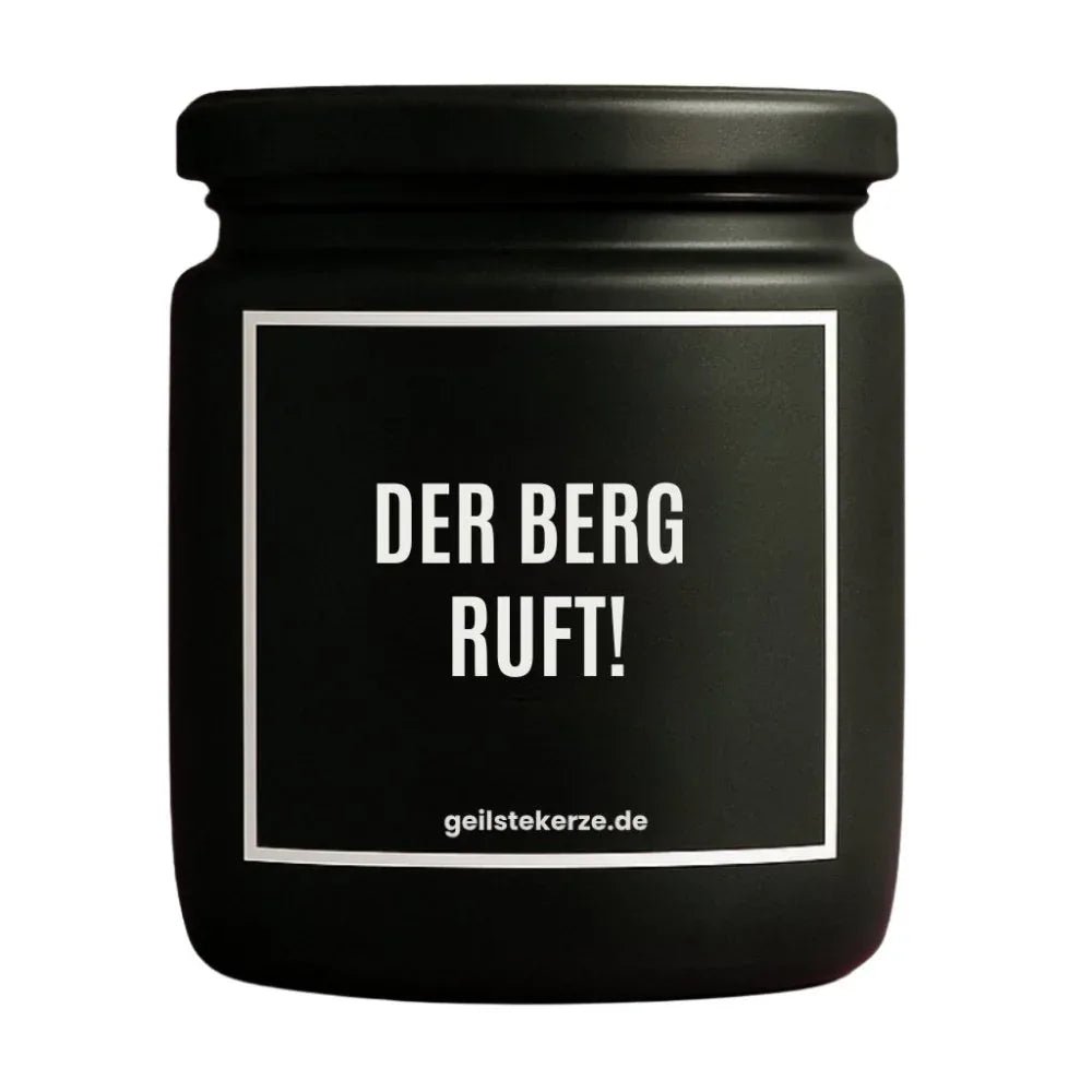 Duftkerze mit Spruch von geilstekerze ist der neue Geschenketrend. Diese witzige Kerze Vegane Bio-Kerze mit Spruch – Duftkerze I DER BERG RUFT! brennt mega lange sagenhafte 80 Stunde, hochwertige ätherische Öle schaffen beste Duftverteilung. Mit 1400 lustigen Sprüchen perfekt zum Verschenken. Handgemacht in Deutschland von geilstekerze.shop -Die beste Duftkerze die du kaufen kannst.
