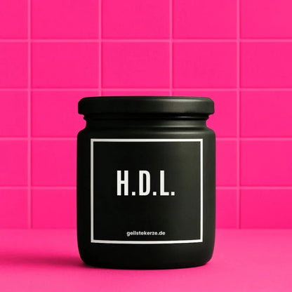 Duftkerze mit Spruch von geilstekerze ist der neue Geschenketrend. Diese witzige Kerze Vegane Bio-Kerze mit Spruch – Duftkerze I H.D.L. „Hab dich lieb“ brennt mega lange sagenhafte 80 Stunde, hochwertige ätherische Öle schaffen beste Duftverteilung. Mit 1400 lustigen Sprüchen perfekt zum Verschenken. Handgemacht in Deutschland von geilstekerze.shop -Die beste Duftkerze die du kaufen kannst.