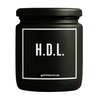 Duftkerze mit Spruch von geilstekerze ist der neue Geschenketrend. Diese witzige Kerze Vegane Bio-Kerze mit Spruch – Duftkerze I H.D.L. „Hab dich lieb“ brennt mega lange sagenhafte 80 Stunde, hochwertige ätherische Öle schaffen beste Duftverteilung. Mit 1400 lustigen Sprüchen perfekt zum Verschenken. Handgemacht in Deutschland von geilstekerze.shop -Die beste Duftkerze die du kaufen kannst.