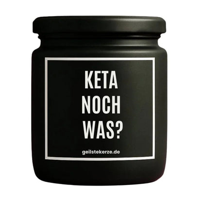 Duftkerze mit Spruch von geilstekerze ist der neue Geschenketrend. Diese witzige Kerze Vegane Bio-Kerze mit Spruch – Duftkerze I KETA NOCH WAS? brennt mega lange sagenhafte 80 Stunde, hochwertige ätherische Öle schaffen beste Duftverteilung. Mit 1400 lustigen Sprüchen perfekt zum Verschenken. Handgemacht in Deutschland von geilstekerze.shop -Die beste Duftkerze die du kaufen kannst.
