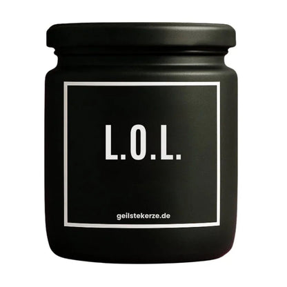 Duftkerze mit Spruch von geilstekerze ist der neue Geschenketrend. Diese witzige Kerze Vegane Bio-Kerze mit Spruch – Duftkerze I L.O.L. „Laughing out loud“ brennt mega lange sagenhafte 80 Stunde, hochwertige ätherische Öle schaffen beste Duftverteilung. Mit 1400 lustigen Sprüchen perfekt zum Verschenken. Handgemacht in Deutschland von geilstekerze.shop -Die beste Duftkerze die du kaufen kannst.