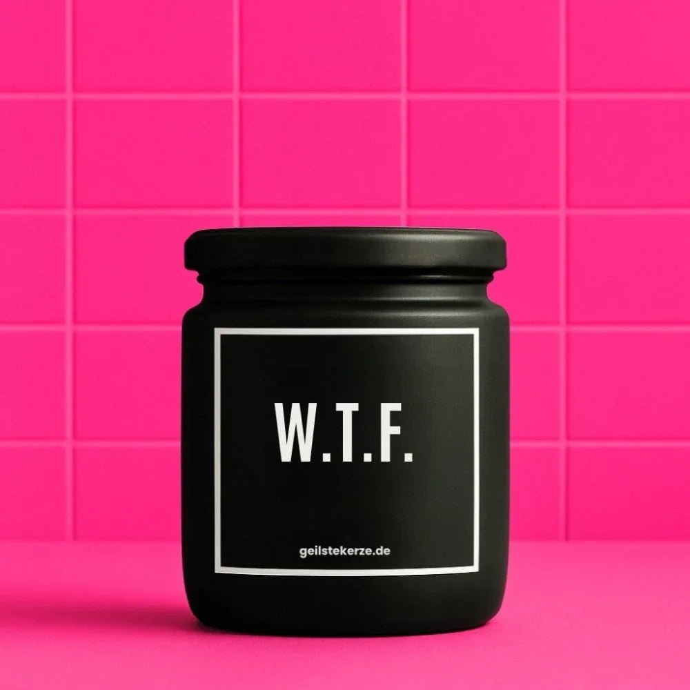 Duftkerze mit Spruch von geilstekerze ist der neue Geschenketrend. Diese witzige Kerze Vegane Bio-Kerze mit Spruch – Duftkerze I W.T.F. „what the fuck“ brennt mega lange sagenhafte 80 Stunde, hochwertige ätherische Öle schaffen beste Duftverteilung. Mit 1400 lustigen Sprüchen perfekt zum Verschenken. Handgemacht in Deutschland von geilstekerze.shop -Die beste Duftkerze die du kaufen kannst.