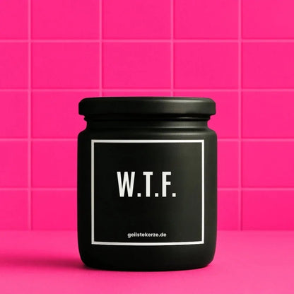 Duftkerze mit Spruch von geilstekerze ist der neue Geschenketrend. Diese witzige Kerze Vegane Bio-Kerze mit Spruch – Duftkerze I W.T.F. „what the fuck“ brennt mega lange sagenhafte 80 Stunde, hochwertige ätherische Öle schaffen beste Duftverteilung. Mit 1400 lustigen Sprüchen perfekt zum Verschenken. Handgemacht in Deutschland von geilstekerze.shop -Die beste Duftkerze die du kaufen kannst.