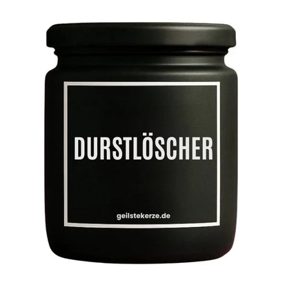 Duftkerze mit Spruch von geilstekerze ist der neue Geschenketrend. Diese witzige Kerze Vegane Bio-Kerze mit Spruch – DURSTLÖSCHER brennt mega lange sagenhafte 80 Stunde, hochwertige ätherische Öle schaffen beste Duftverteilung. Mit 1400 lustigen Sprüchen perfekt zum Verschenken. Handgemacht in Deutschland von geilstekerze.shop -Die beste Duftkerze die du kaufen kannst.