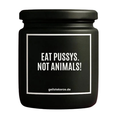 Duftkerze mit Spruch von geilstekerze ist der neue Geschenketrend. Diese witzige Kerze Vegane Bio-Kerze mit Spruch – EAT PUSSYS. NOT ANIMALS! brennt mega lange sagenhafte 80 Stunde, hochwertige ätherische Öle schaffen beste Duftverteilung. Mit 1400 lustigen Sprüchen perfekt zum Verschenken. Handgemacht in Deutschland von geilstekerze.shop -Die beste Duftkerze die du kaufen kannst.
