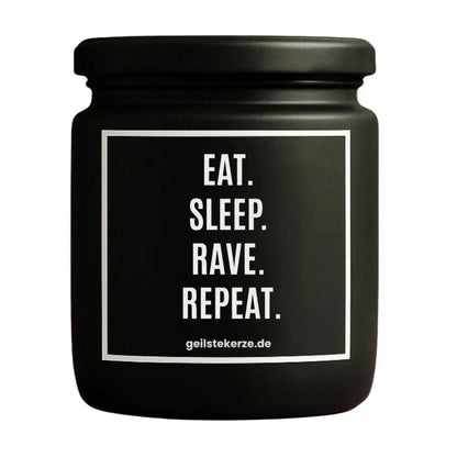 Duftkerze mit Spruch von geilstekerze ist der neue Geschenketrend. Diese witzige Kerze Vegane Bio-Kerze mit Spruch – EAT SLEEP RAVE REPEAT brennt mega lange sagenhafte 80 Stunde, hochwertige ätherische Öle schaffen beste Duftverteilung. Mit 1400 lustigen Sprüchen perfekt zum Verschenken. Handgemacht in Deutschland von geilstekerze.shop -Die beste Duftkerze die du kaufen kannst.