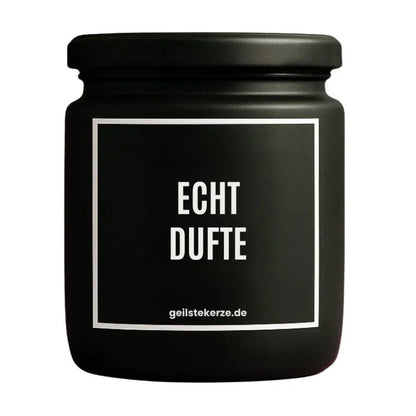 Duftkerze mit Spruch von geilstekerze ist der neue Geschenketrend. Diese witzige Kerze Vegane Bio-Kerze mit Spruch – ECHT DUFTE brennt mega lange sagenhafte 80 Stunde, hochwertige ätherische Öle schaffen beste Duftverteilung. Mit 1400 lustigen Sprüchen perfekt zum Verschenken. Handgemacht in Deutschland von geilstekerze.shop -Die beste Duftkerze die du kaufen kannst.