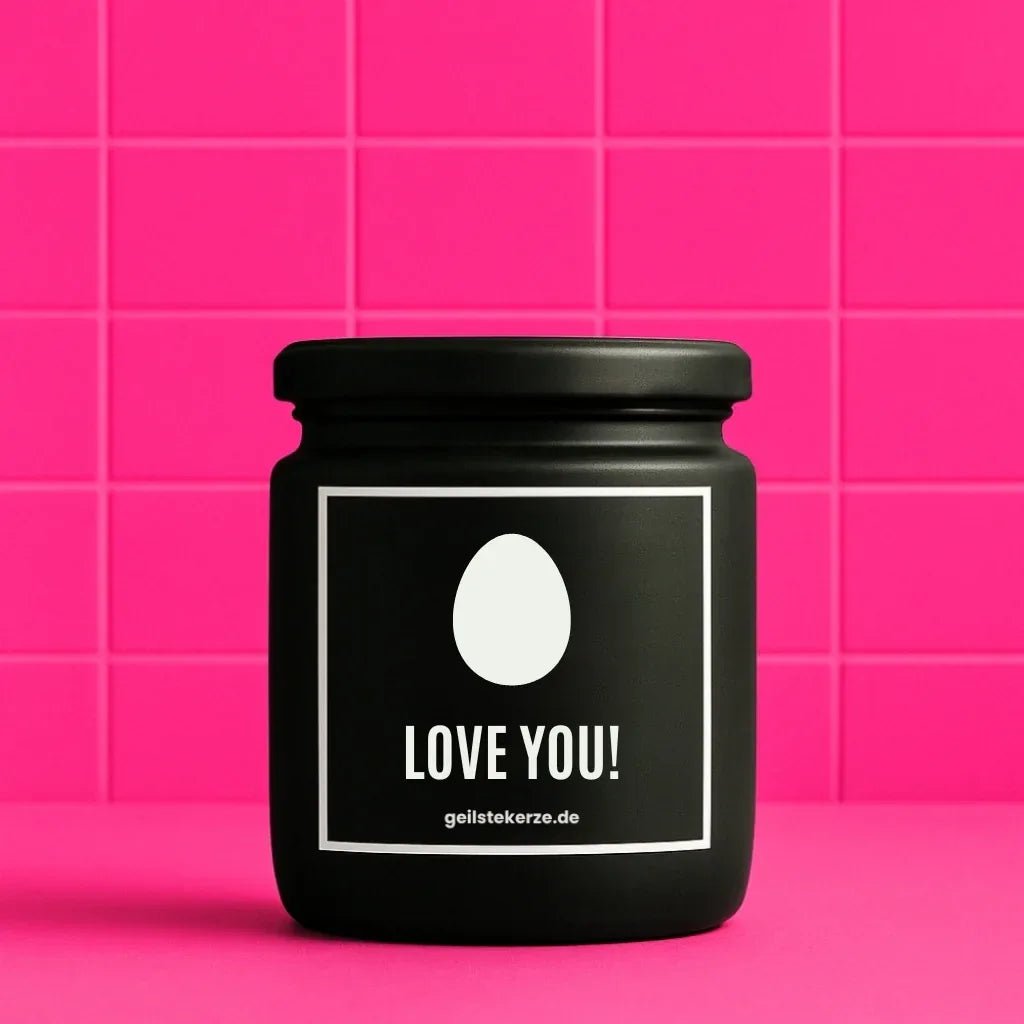 Duftkerze mit Spruch von geilstekerze ist der neue Geschenketrend. Diese witzige Kerze Vegane Bio-Kerze mit Spruch – EI LOVE YOU! brennt mega lange sagenhafte 80 Stunde, hochwertige ätherische Öle schaffen beste Duftverteilung. Mit 1400 lustigen Sprüchen perfekt zum Verschenken. Handgemacht in Deutschland von geilstekerze.shop -Die beste Duftkerze die du kaufen kannst.
