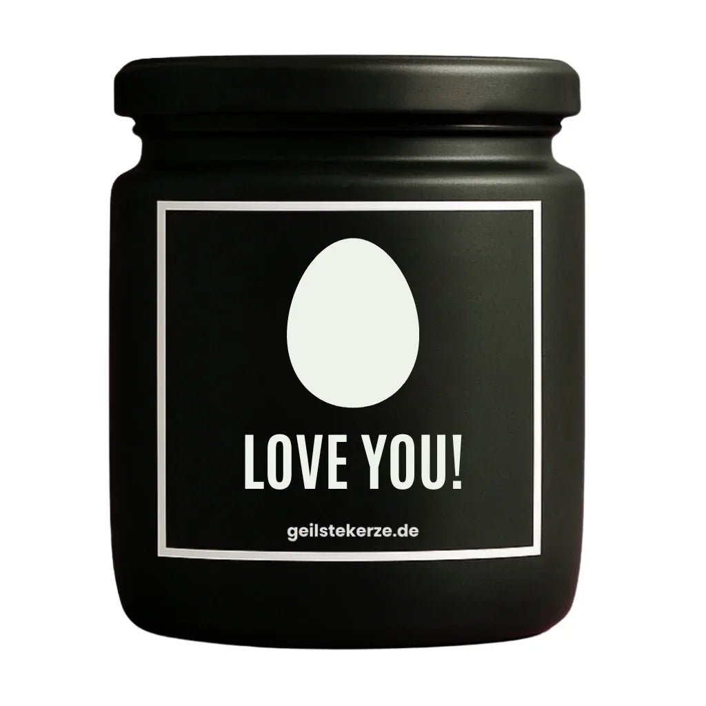 Duftkerze mit Spruch von geilstekerze ist der neue Geschenketrend. Diese witzige Kerze Vegane Bio-Kerze mit Spruch – EI LOVE YOU! brennt mega lange sagenhafte 80 Stunde, hochwertige ätherische Öle schaffen beste Duftverteilung. Mit 1400 lustigen Sprüchen perfekt zum Verschenken. Handgemacht in Deutschland von geilstekerze.shop -Die beste Duftkerze die du kaufen kannst.