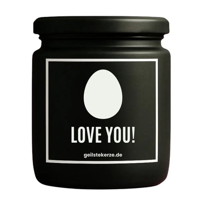 Duftkerze mit Spruch von geilstekerze ist der neue Geschenketrend. Diese witzige Kerze Vegane Bio-Kerze mit Spruch – EI LOVE YOU! brennt mega lange sagenhafte 80 Stunde, hochwertige ätherische Öle schaffen beste Duftverteilung. Mit 1400 lustigen Sprüchen perfekt zum Verschenken. Handgemacht in Deutschland von geilstekerze.shop -Die beste Duftkerze die du kaufen kannst.