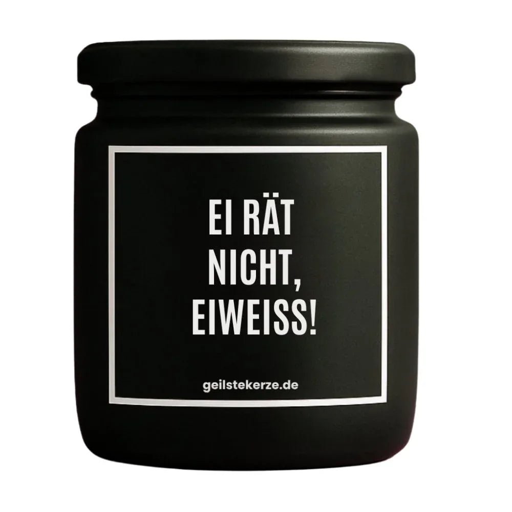 Duftkerze mit Spruch von geilstekerze ist der neue Geschenketrend. Diese witzige Kerze Vegane Bio-Kerze mit Spruch – EI RÄT NICHT, EIWEISS! brennt mega lange sagenhafte 80 Stunde, hochwertige ätherische Öle schaffen beste Duftverteilung. Mit 1400 lustigen Sprüchen perfekt zum Verschenken. Handgemacht in Deutschland von geilstekerze.shop -Die beste Duftkerze die du kaufen kannst.