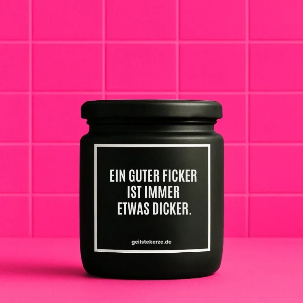 Duftkerze mit Spruch von geilstekerze ist der neue Geschenketrend. Diese witzige Kerze Vegane Bio-Kerze mit Spruch – EIN GUTER FICKER IST IMMER ETWAS DICKER. brennt mega lange sagenhafte 80 Stunde, hochwertige ätherische Öle schaffen beste Duftverteilung. Mit 1400 lustigen Sprüchen perfekt zum Verschenken. Handgemacht in Deutschland von geilstekerze.shop -Die beste Duftkerze die du kaufen kannst.