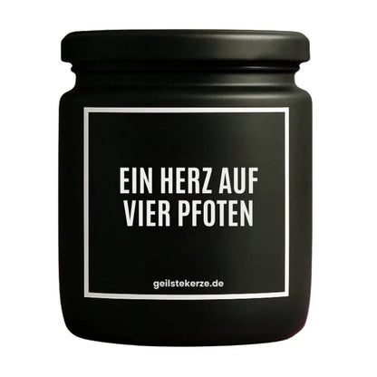 Duftkerze mit Spruch von geilstekerze ist der neue Geschenketrend. Diese witzige Kerze Vegane Bio-Kerze mit Spruch – EIN HERZ AUF VIER PFOTEN brennt mega lange sagenhafte 80 Stunde, hochwertige ätherische Öle schaffen beste Duftverteilung. Mit 1400 lustigen Sprüchen perfekt zum Verschenken. Handgemacht in Deutschland von geilstekerze.shop -Die beste Duftkerze die du kaufen kannst.
