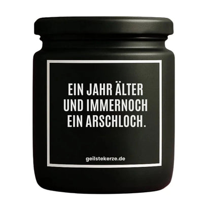 Duftkerze mit Spruch von geilstekerze ist der neue Geschenketrend. Diese witzige Kerze Vegane Bio-Kerze mit Spruch – EIN JAHR ÄLTER UND IMMER NOCH EIN ARSCHLOCH. brennt mega lange sagenhafte 80 Stunde, hochwertige ätherische Öle schaffen beste Duftverteilung. Mit 1400 lustigen Sprüchen perfekt zum Verschenken. Handgemacht in Deutschland von geilstekerze.shop -Die beste Duftkerze die du kaufen kannst.