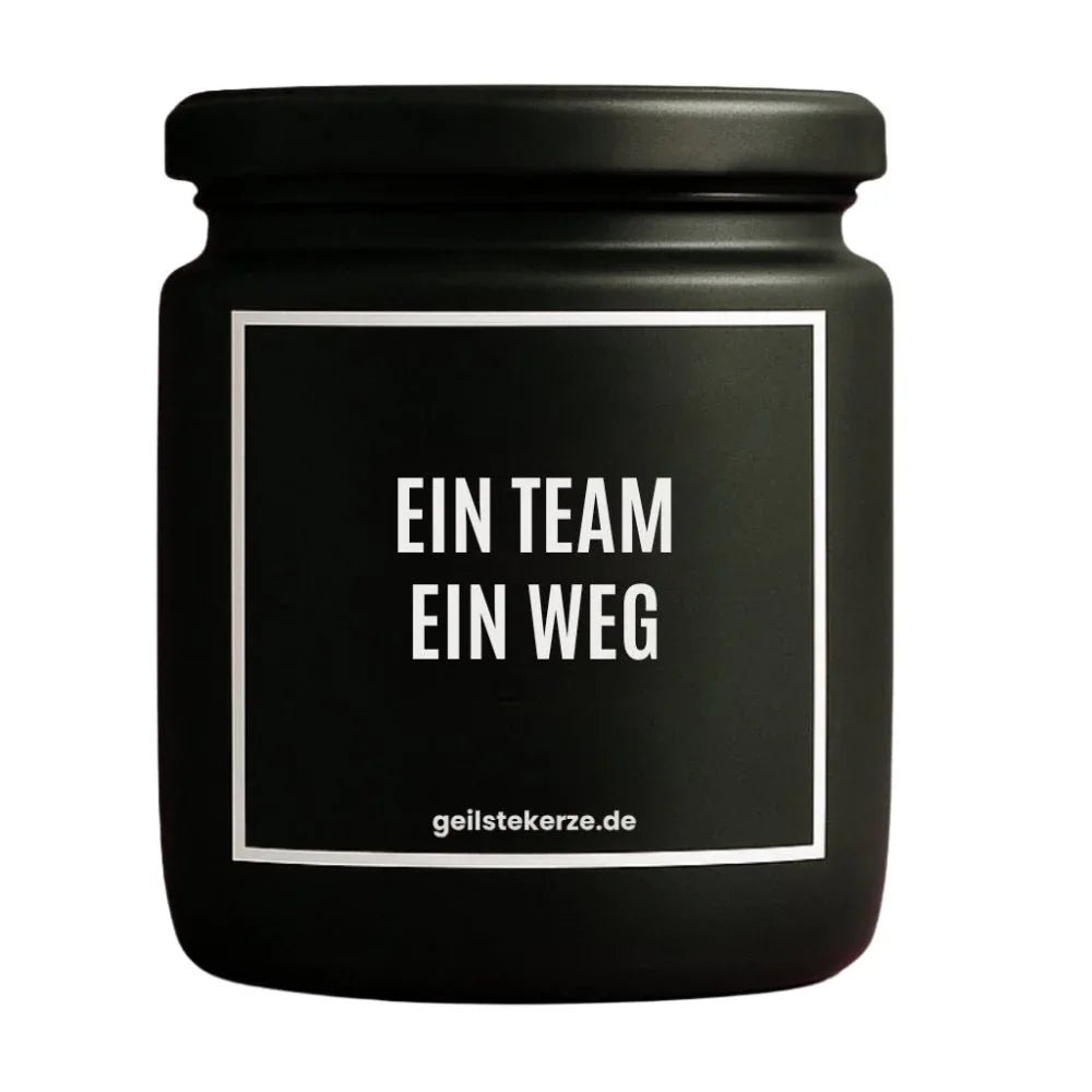 Duftkerze mit Spruch von geilstekerze ist der neue Geschenketrend. Diese witzige Kerze Vegane Bio-Kerze mit Spruch – EIN TEAM EIN WEG brennt mega lange sagenhafte 80 Stunde, hochwertige ätherische Öle schaffen beste Duftverteilung. Mit 1400 lustigen Sprüchen perfekt zum Verschenken. Handgemacht in Deutschland von geilstekerze.shop -Die beste Duftkerze die du kaufen kannst.