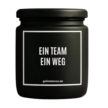 Duftkerze mit Spruch von geilstekerze ist der neue Geschenketrend. Diese witzige Kerze Vegane Bio-Kerze mit Spruch – EIN TEAM EIN WEG brennt mega lange sagenhafte 80 Stunde, hochwertige ätherische Öle schaffen beste Duftverteilung. Mit 1400 lustigen Sprüchen perfekt zum Verschenken. Handgemacht in Deutschland von geilstekerze.shop -Die beste Duftkerze die du kaufen kannst.