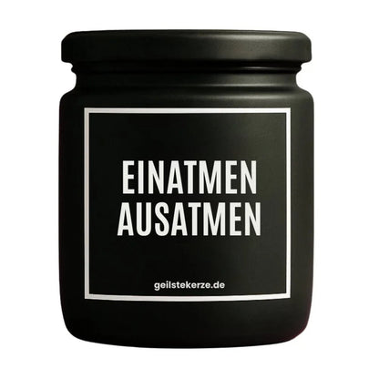 Duftkerze mit Spruch von geilstekerze ist der neue Geschenketrend. Diese witzige Kerze Vegane Bio-Kerze mit Spruch – EINATMEN AUSATMEN brennt mega lange sagenhafte 80 Stunde, hochwertige ätherische Öle schaffen beste Duftverteilung. Mit 1400 lustigen Sprüchen perfekt zum Verschenken. Handgemacht in Deutschland von geilstekerze.shop -Die beste Duftkerze die du kaufen kannst.