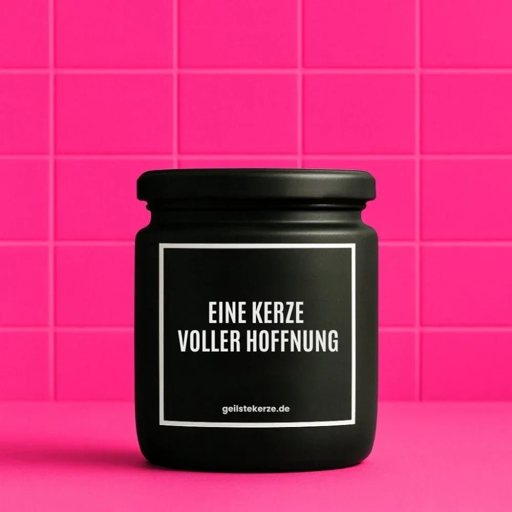 Duftkerze mit Spruch von geilstekerze ist der neue Geschenketrend. Diese witzige Kerze Vegane Bio-Kerze mit Spruch – EINE KERZE VOLLER HOFFNUNG brennt mega lange sagenhafte 80 Stunde, hochwertige ätherische Öle schaffen beste Duftverteilung. Mit 1400 lustigen Sprüchen perfekt zum Verschenken. Handgemacht in Deutschland von geilstekerze.shop -Die beste Duftkerze die du kaufen kannst.