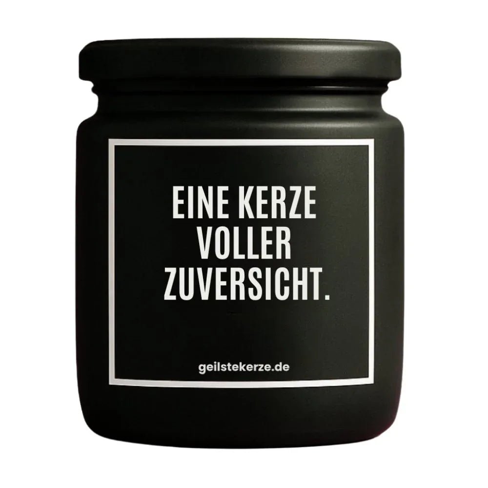 Duftkerze mit Spruch von geilstekerze ist der neue Geschenketrend. Diese witzige Kerze Vegane Bio-Kerze mit Spruch – EINE KERZE VOLLER ZUVERSICHT. brennt mega lange sagenhafte 80 Stunde, hochwertige ätherische Öle schaffen beste Duftverteilung. Mit 1400 lustigen Sprüchen perfekt zum Verschenken. Handgemacht in Deutschland von geilstekerze.shop -Die beste Duftkerze die du kaufen kannst.