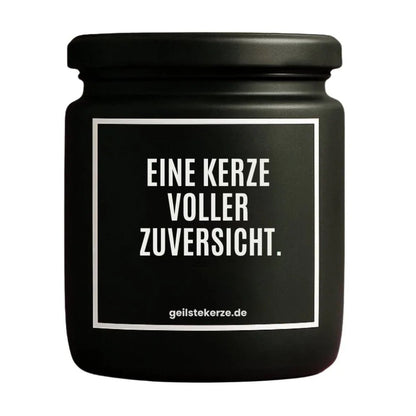 Duftkerze mit Spruch von geilstekerze ist der neue Geschenketrend. Diese witzige Kerze Vegane Bio-Kerze mit Spruch – EINE KERZE VOLLER ZUVERSICHT. brennt mega lange sagenhafte 80 Stunde, hochwertige ätherische Öle schaffen beste Duftverteilung. Mit 1400 lustigen Sprüchen perfekt zum Verschenken. Handgemacht in Deutschland von geilstekerze.shop -Die beste Duftkerze die du kaufen kannst.