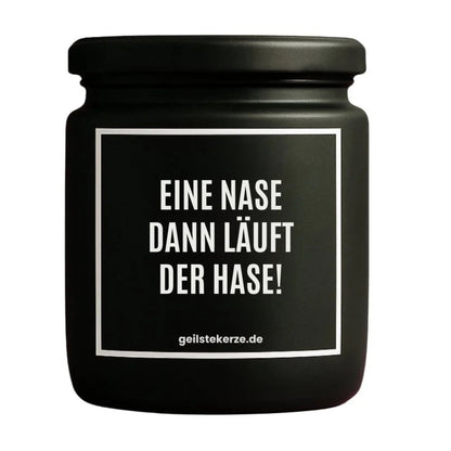 Duftkerze mit Spruch von geilstekerze ist der neue Geschenketrend. Diese witzige Kerze Vegane Bio-Kerze mit Spruch – EINE NASE DANN LÄUFT DER HASE! brennt mega lange sagenhafte 80 Stunde, hochwertige ätherische Öle schaffen beste Duftverteilung. Mit 1400 lustigen Sprüchen perfekt zum Verschenken. Handgemacht in Deutschland von geilstekerze.shop -Die beste Duftkerze die du kaufen kannst.