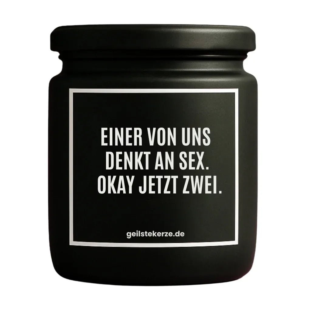 Duftkerze mit Spruch von geilstekerze ist der neue Geschenketrend. Diese witzige Kerze Vegane Bio-Kerze mit Spruch – EINER VON UNS DENKT AN SEX. OKAY JETZT ZWEI brennt mega lange sagenhafte 80 Stunde, hochwertige ätherische Öle schaffen beste Duftverteilung. Mit 1400 lustigen Sprüchen perfekt zum Verschenken. Handgemacht in Deutschland von geilstekerze.shop -Die beste Duftkerze die du kaufen kannst.