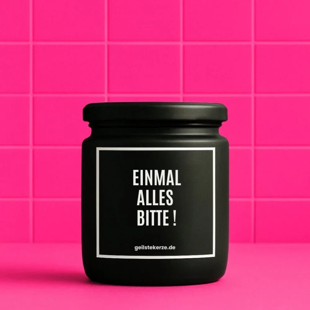 Duftkerze mit Spruch von geilstekerze ist der neue Geschenketrend. Diese witzige Kerze Vegane Bio-Kerze mit Spruch – EINMAL ALLES BITTE brennt mega lange sagenhafte 80 Stunde, hochwertige ätherische Öle schaffen beste Duftverteilung. Mit 1400 lustigen Sprüchen perfekt zum Verschenken. Handgemacht in Deutschland von geilstekerze.shop -Die beste Duftkerze die du kaufen kannst.