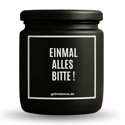 Duftkerze mit Spruch von geilstekerze ist der neue Geschenketrend. Diese witzige Kerze Vegane Bio-Kerze mit Spruch – EINMAL ALLES BITTE brennt mega lange sagenhafte 80 Stunde, hochwertige ätherische Öle schaffen beste Duftverteilung. Mit 1400 lustigen Sprüchen perfekt zum Verschenken. Handgemacht in Deutschland von geilstekerze.shop -Die beste Duftkerze die du kaufen kannst.