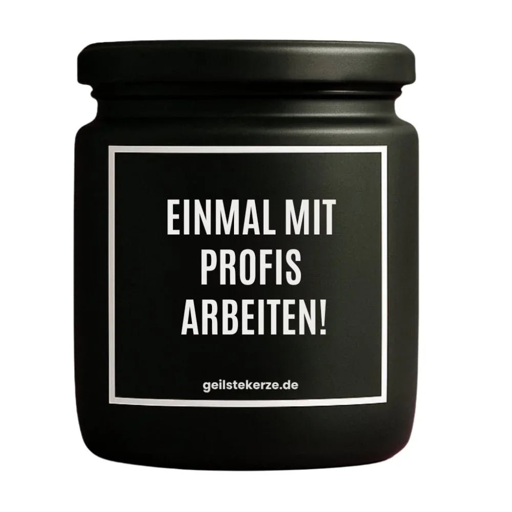 Duftkerze mit Spruch von geilstekerze ist der neue Geschenketrend. Diese witzige Kerze Vegane Bio-Kerze mit Spruch – EINMAL MIT PROFIS ARBEITEN brennt mega lange sagenhafte 80 Stunde, hochwertige ätherische Öle schaffen beste Duftverteilung. Mit 1400 lustigen Sprüchen perfekt zum Verschenken. Handgemacht in Deutschland von geilstekerze.shop -Die beste Duftkerze die du kaufen kannst.