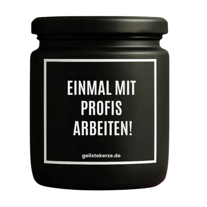 Duftkerze mit Spruch von geilstekerze ist der neue Geschenketrend. Diese witzige Kerze Vegane Bio-Kerze mit Spruch – EINMAL MIT PROFIS ARBEITEN brennt mega lange sagenhafte 80 Stunde, hochwertige ätherische Öle schaffen beste Duftverteilung. Mit 1400 lustigen Sprüchen perfekt zum Verschenken. Handgemacht in Deutschland von geilstekerze.shop -Die beste Duftkerze die du kaufen kannst.