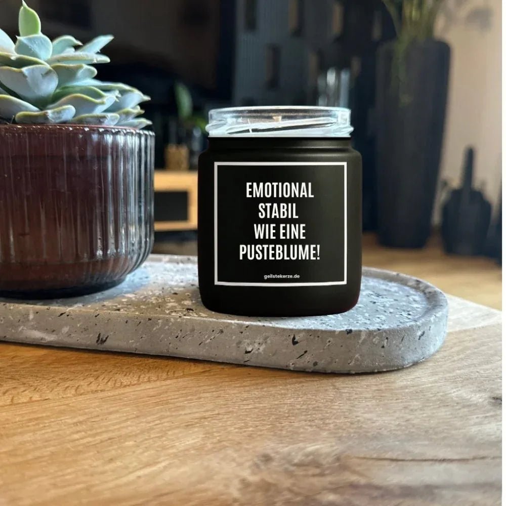 Duftkerze mit Spruch von geilstekerze ist der neue Geschenketrend. Diese witzige Kerze Vegane Bio-Kerze mit Spruch – EMOTIONAL STABIL WIE EINE PUSTEBLUME! brennt mega lange sagenhafte 80 Stunde, hochwertige ätherische Öle schaffen beste Duftverteilung. Mit 1400 lustigen Sprüchen perfekt zum Verschenken. Handgemacht in Deutschland von geilstekerze.shop -Die beste Duftkerze die du kaufen kannst.