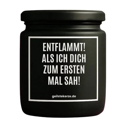 Duftkerze mit Spruch von geilstekerze ist der neue Geschenketrend. Diese witzige Kerze Vegane Bio-Kerze mit Spruch – ENTFLAMMT! ALS ICH DICH ZUM ERSTEN MAL SAH! brennt mega lange sagenhafte 80 Stunde, hochwertige ätherische Öle schaffen beste Duftverteilung. Mit 1400 lustigen Sprüchen perfekt zum Verschenken. Handgemacht in Deutschland von geilstekerze.shop -Die beste Duftkerze die du kaufen kannst.